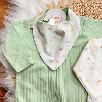  Kit 2 Macacões + Babador Bandana Carrinhos e Canelado - Verde Menta e Off White